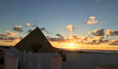 Bild "NEWSLETTER:Lanzarote_-_Pyramide_-_Sonne_-_500_x_300.jpg"